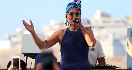 Demet Akalın İmaj Değiştirip Saçlarını Sarıya Boyadı