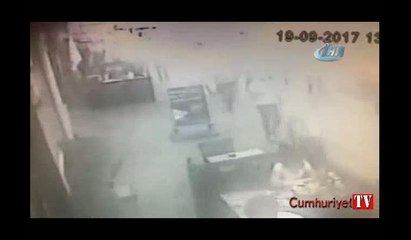 Fatih'te dehşet anı... Direk kadının üzerine devrildi