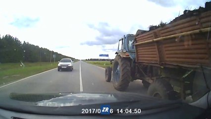 Ce fou double un camion à fond au dernier moment.. FAIL !! Il termine dans la voiture d'en face !