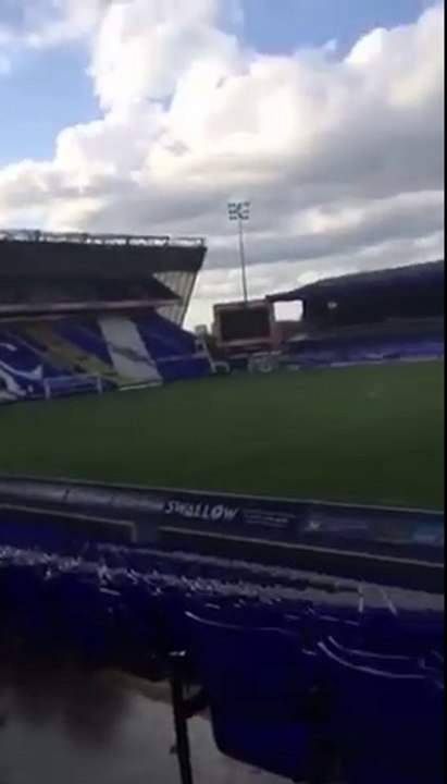 Il s'endort aux toilettes et se réveille dans le Stade vide le lendemain à Birmingham !!