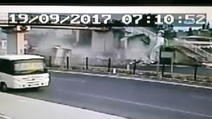 Fethiye'de Tır'ın Üst Geçide Çarptığı Kaza Kamerada