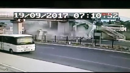 Muğla Üst Geçide Çarpan Tır'ın Devrildiği Kaza Kamerada