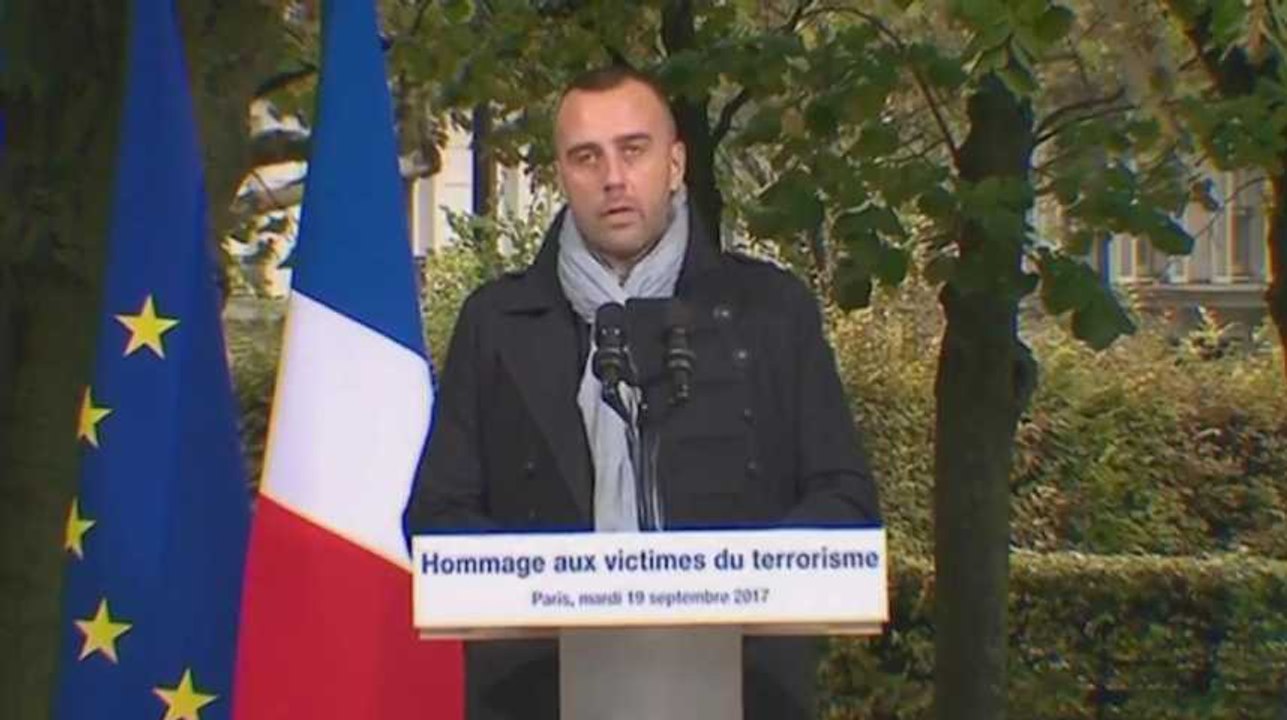 L'époux de Xavier Jugelé cite le Coran : "On ne guérit pas la haine par la haine"