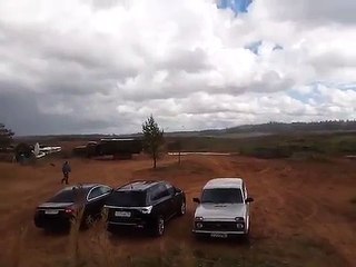 Un hélicoptère russe tire accidentellement à quelques mètres du cameraman