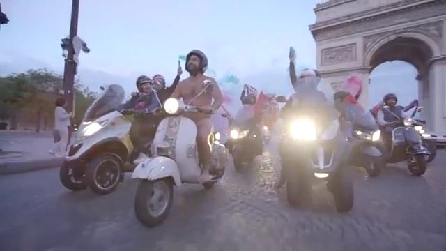 Ce supporter du PSG fini à poil en scooter sur les Champs-Elysées après un pari