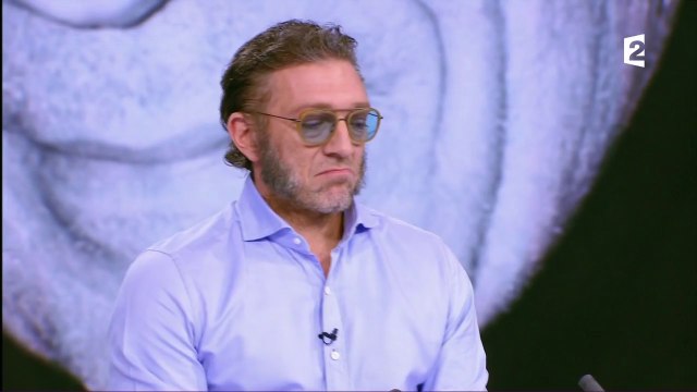 Très ému, Vincent Cassel répond sèchement à Laurent Delahousse sur le plateau du JT de France 2