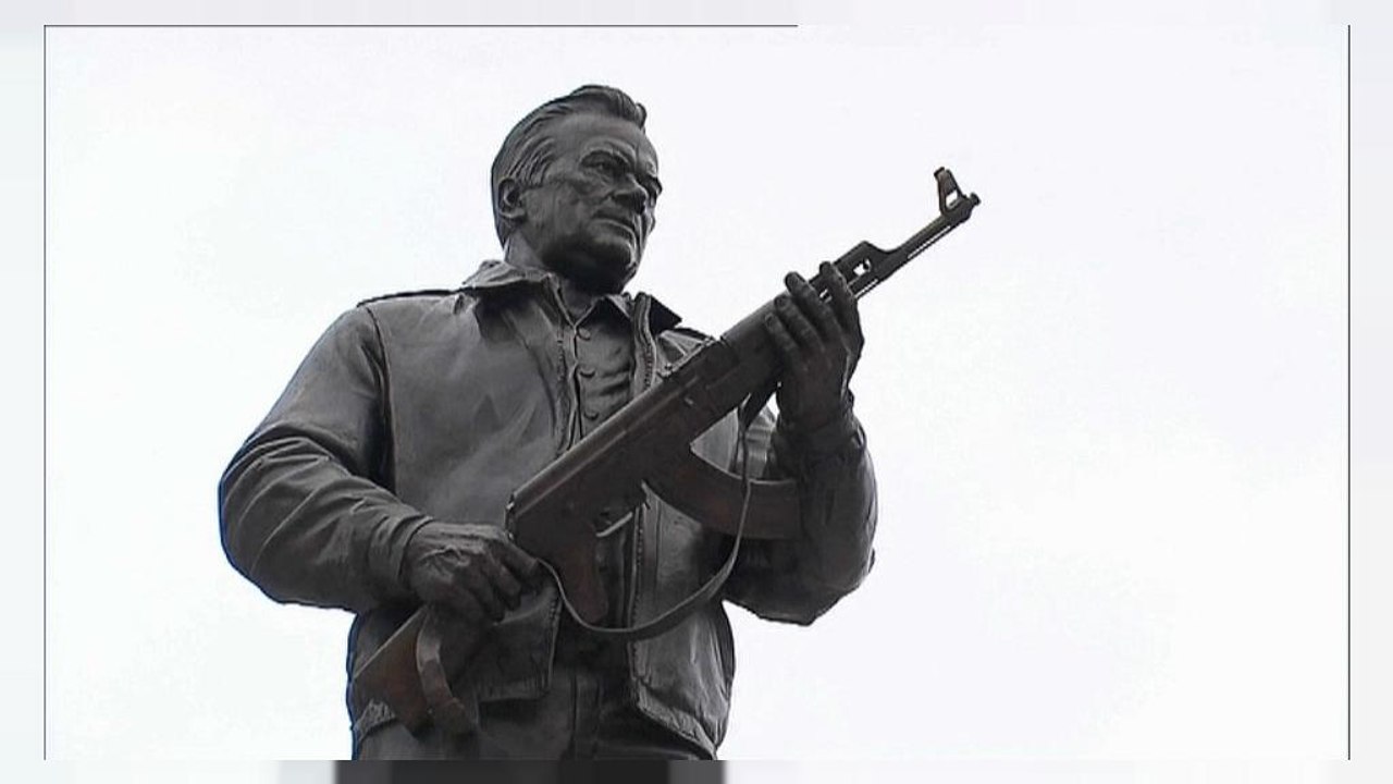 В Москве открыли памятник Калашникову