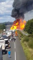 Un camion transportant des bouteilles de gaz explose sur une route nationale