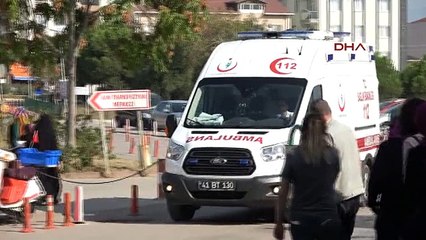 Kocaeli Otomobil Yolda Yürüyenlere Çarptı: 2 Yaralı