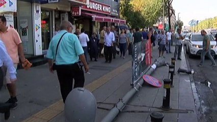 Otomobilin Çarptığı Direk Kadının Üzerine Böyle Devrildi