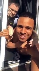 Il filme son arrestation avec un grand sourire !