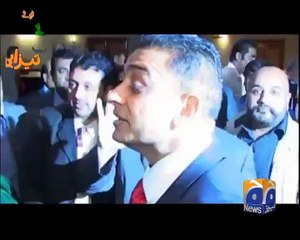 این اے 120 کی جیت کے بعد تیزابی ٹوٹے میں نواز شریف مبارکبادیں وصول کرتے ہوئے