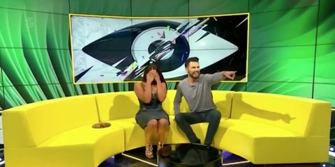 Elle tente une petite danse et craque sa robe en direct à la TV...