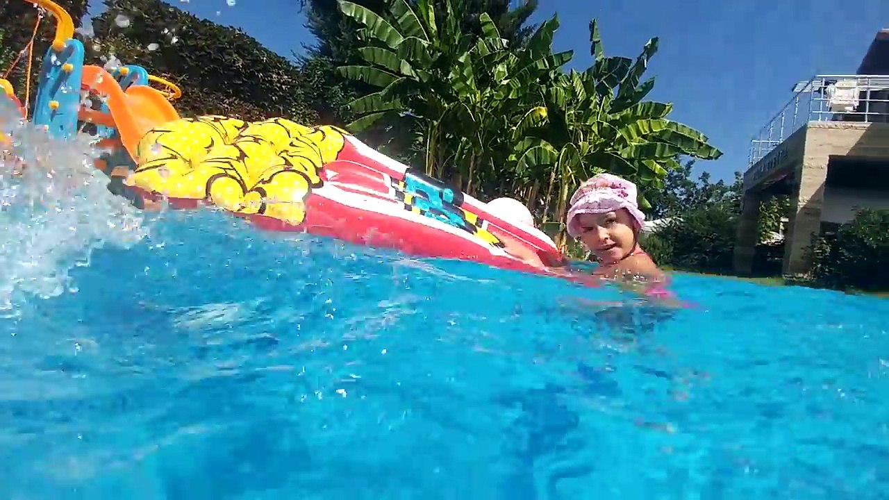 Havuzda elif ile yarışlar, roketler ve dev stres topu, eğlenceli çocuk videosu