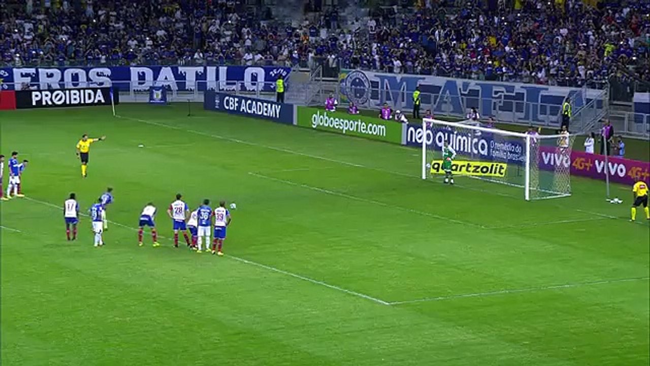 Guarda-redes defende penálti com uma técnica inovadora