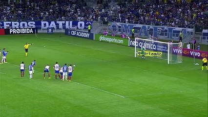 Guarda-redes defende penálti com uma técnica inovadora