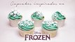 Cupcakes inspirados en Frozen con copos de nieve de royal icing