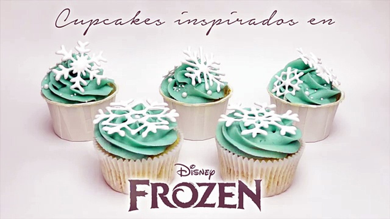 Cupcakes inspirados en Frozen con copos de nieve de royal icing