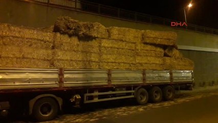 Saman Yüklü Tır, Alt Geçide Çarptı