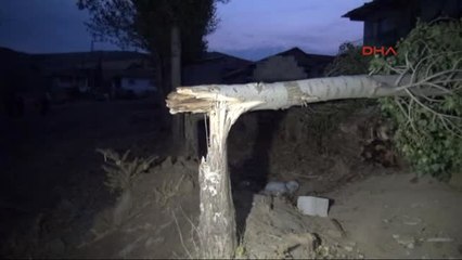 Yozgat Şiddetli Rüzgar Çatıları Uçurdu, Ağaçları Kökünden Söktü