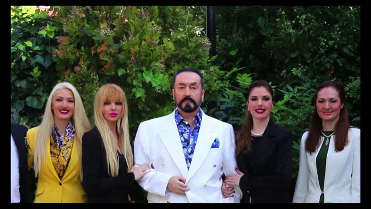 Sn. Adnan Oktar Babuna ailesiyle havuz başında.