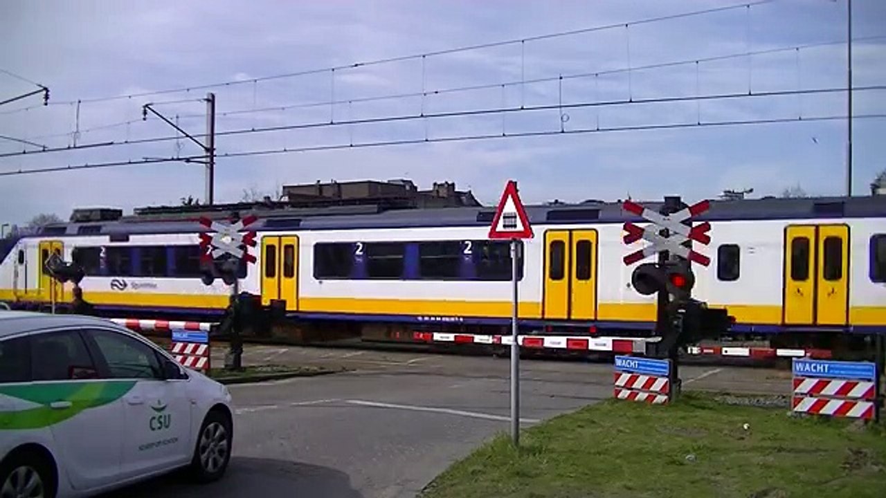 Spoorwegovergang Vlaardingen // Dutch railroad crossing