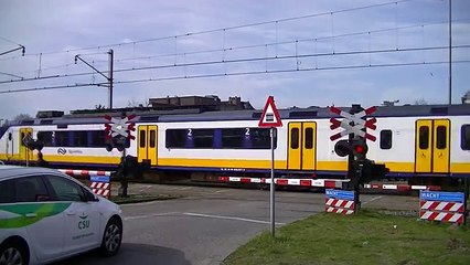 Spoorwegovergang Vlaardingen // Dutch railroad crossing