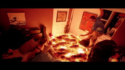 Des colocs jouent au jeu  "Le sol , c'est de la lave !" et ça dégénère