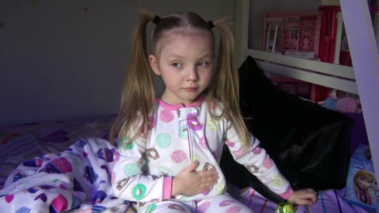 BAD BABY REAL FOOD MESS! CRYING baby CEREAL CHALLENGE! EATING in the BATH! The TOYTASTIC Sisters