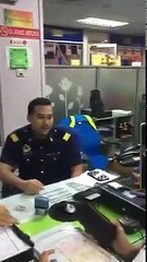 “Dahlah Comel, Pandai Cakap Mandarin Pula” – Viral Awek JPJ Pandai Cakap Mandarin