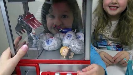 Frozen Claw Machine Game Toy Challenge Candy Grabber Frozen Surprise Eggs + Toys Candy