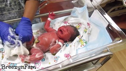 {27} Babys First Bath! | Bringing Home Baby