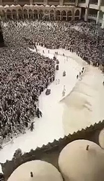 رغم الزحام تنظيف صحن المطاف من مياه الأمطار بسرعة فائقة