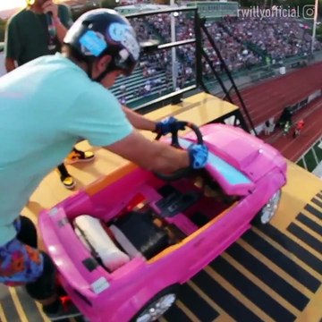 Il descend une rampe vertigineuse avec une voiturette pour enfant... Taré