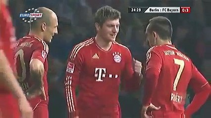 Toni Kroos và Ribery chơi oẳn tù tì giành quyền đá phạt