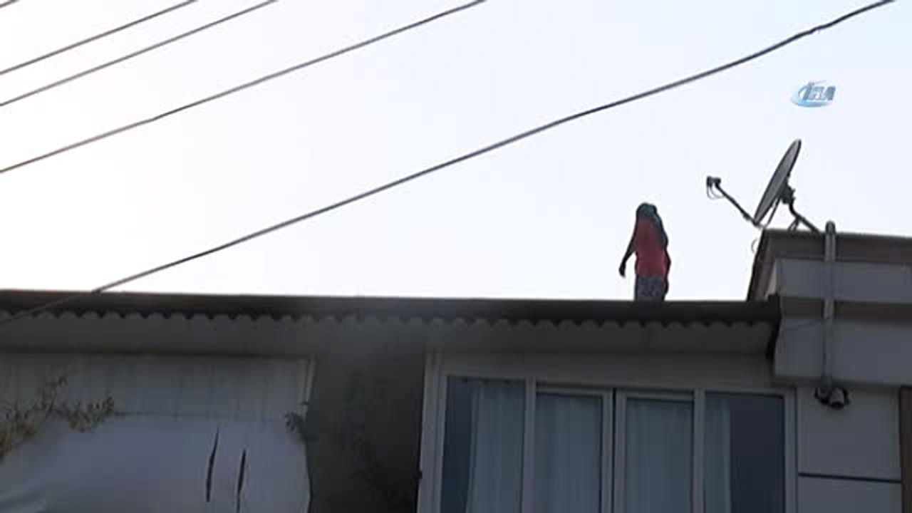 Cezaevi Firarisi Genç, Eve Gelen Polisleri Görünce Çatıya Çıktı