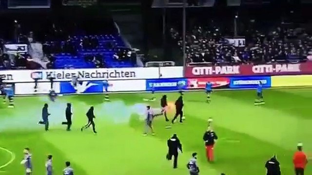 Vergüenza y horror en Alemania ultras saltan al campo y se lían a golpes con los jugadores
