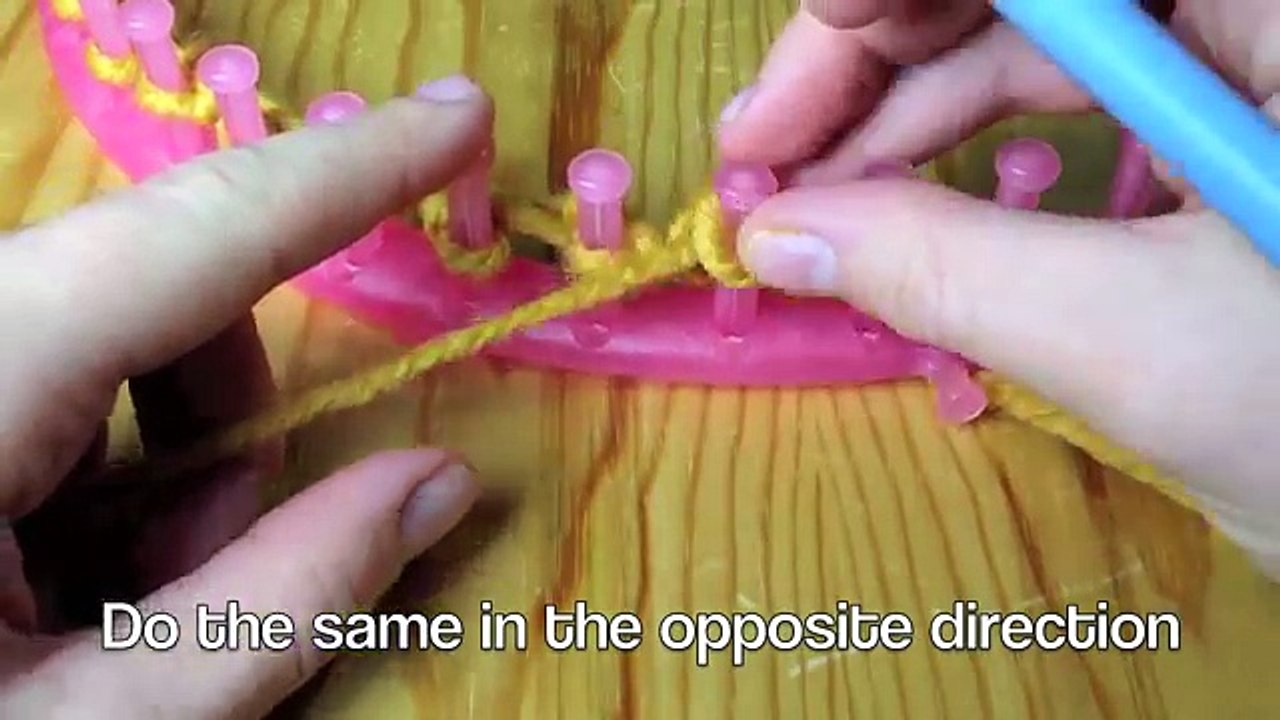 How to Loom Knit a Cowl in Seed Stitch (DIY Tutorial)