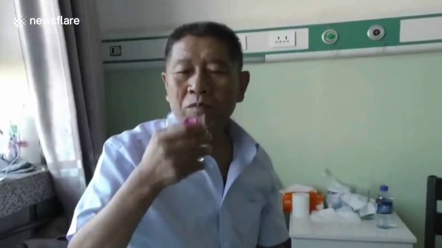 Ce vieux mange son verre d'eau en croquant dedans !!