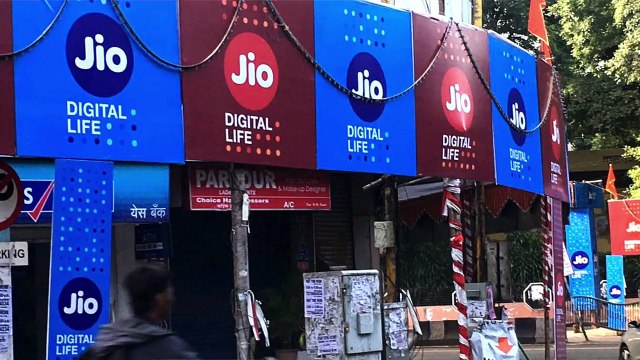 Tech Talks #299 - Gionee X1S Selfie, Jio Boost, Big Billion Day, Apple Pay, Pi Charging, iPhone X