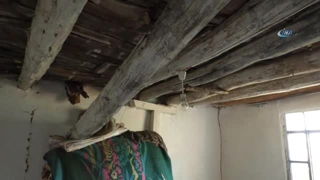 Hortum Sonrasında Köylüler Yaralarını Kendileri Sarıyor