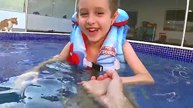 PAULINHO RESGATA BRINQUEDOS NA PISCINA COM COLETE DO HOMEM ARANHA PARA CRIANÇAS - Kids Pool Fun