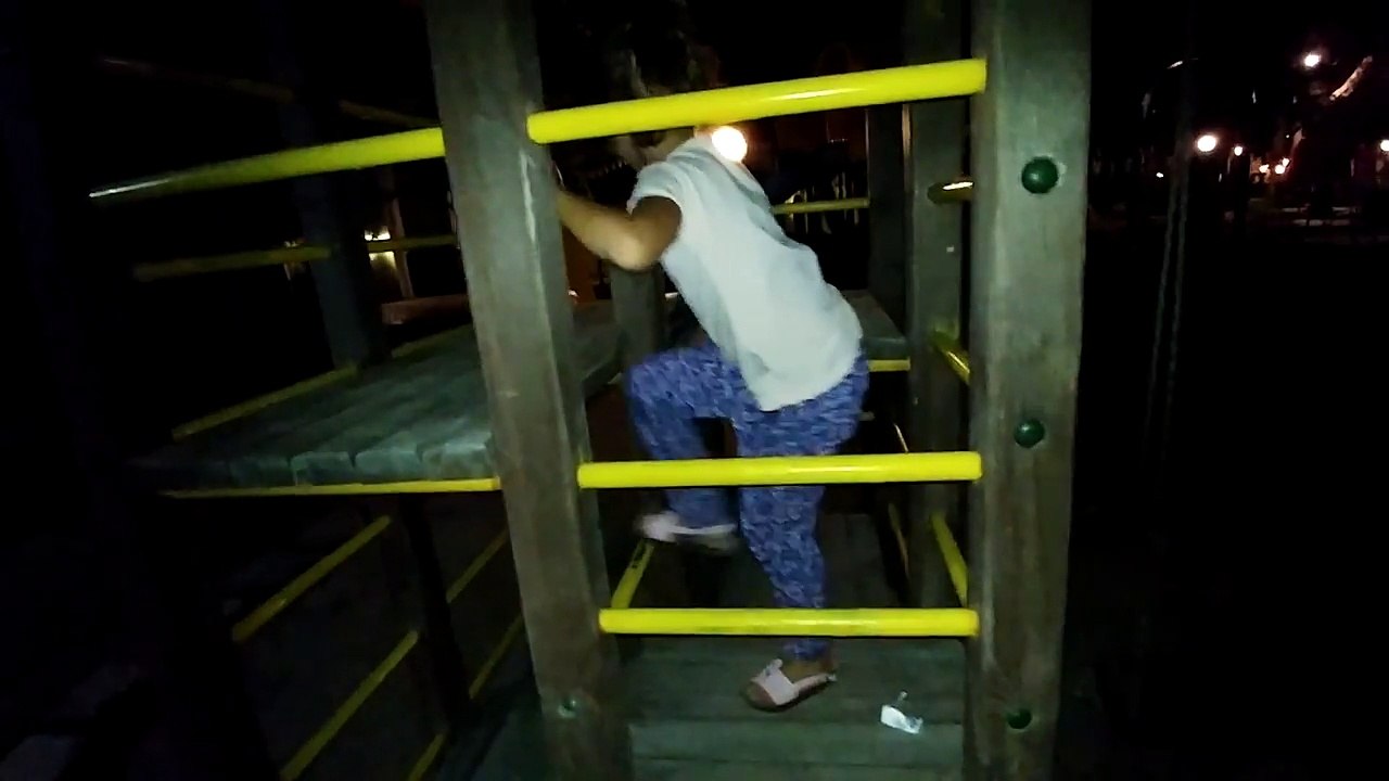 Gece gece park keyfi, salıncak, kaydıraklar, eğlenceli çocuk videosu