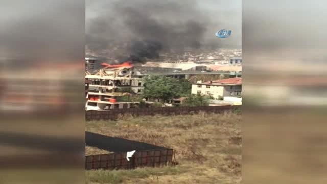 Sultanbeyli'de 5 Katlı Bir Binanın Çatı Katı Alev Alev Yandı