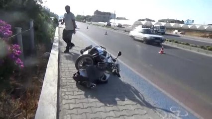 Otomobil, Motosiklet ve Kaldırımdaki Öğrenciye Çarparak Markete Girdi