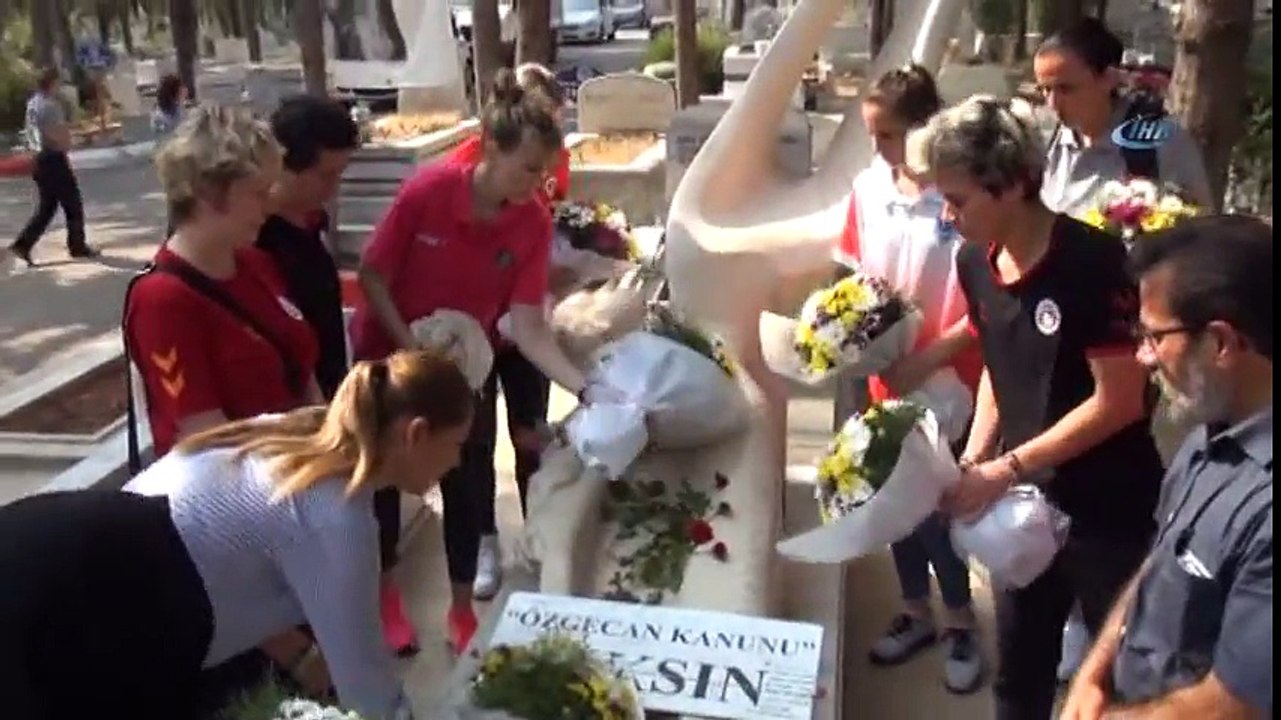 Kadın Basketbolcular Özgecan'ın Mezarını Ziyaret Etti