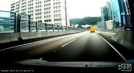 Chine: Incroyable deux-roues en Mazda CX-3 avant de retomber au sol