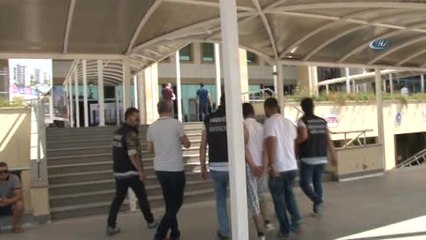 Parklarda Uyuşturucu Satan 3 Kişiye Gözaltı