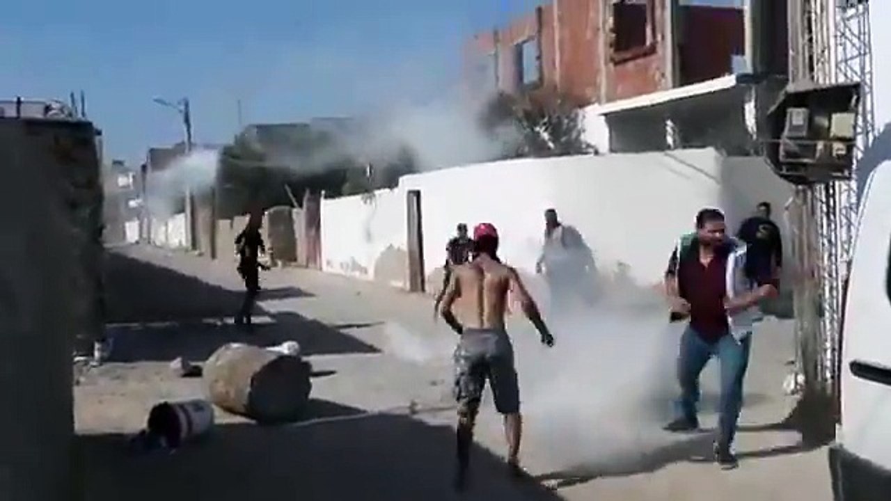 صفاقس : مناوشات بين المحتجين و أعوان الأمن اثر فض اعتصام "السياب"