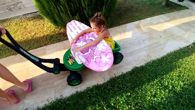 Tarçın ve elif römorkla havuza gidiyor. Yarışmalar sualtı roket oyunları, eğlenceli çocuk videosu